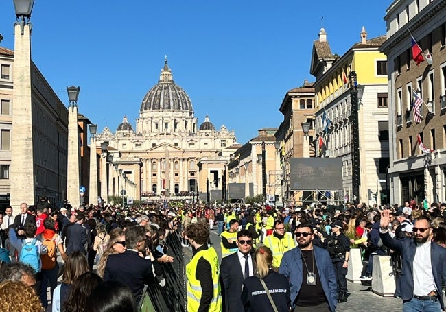 El artista Federico Granell sacó esta fotografía en La Vía della Conziliazione justo antes de la ceremonia.