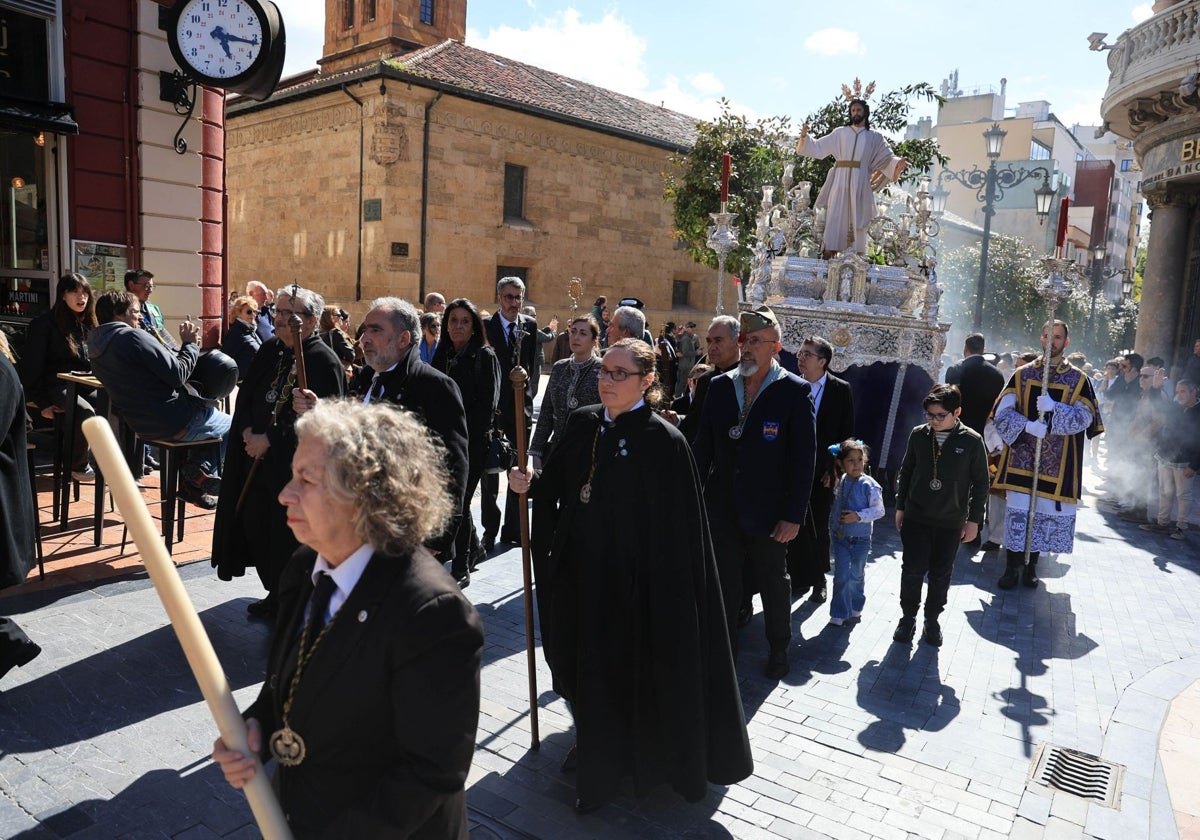 El Jesús de la Sentencia vuelve a su casa en La Tenderina en Oviedo
