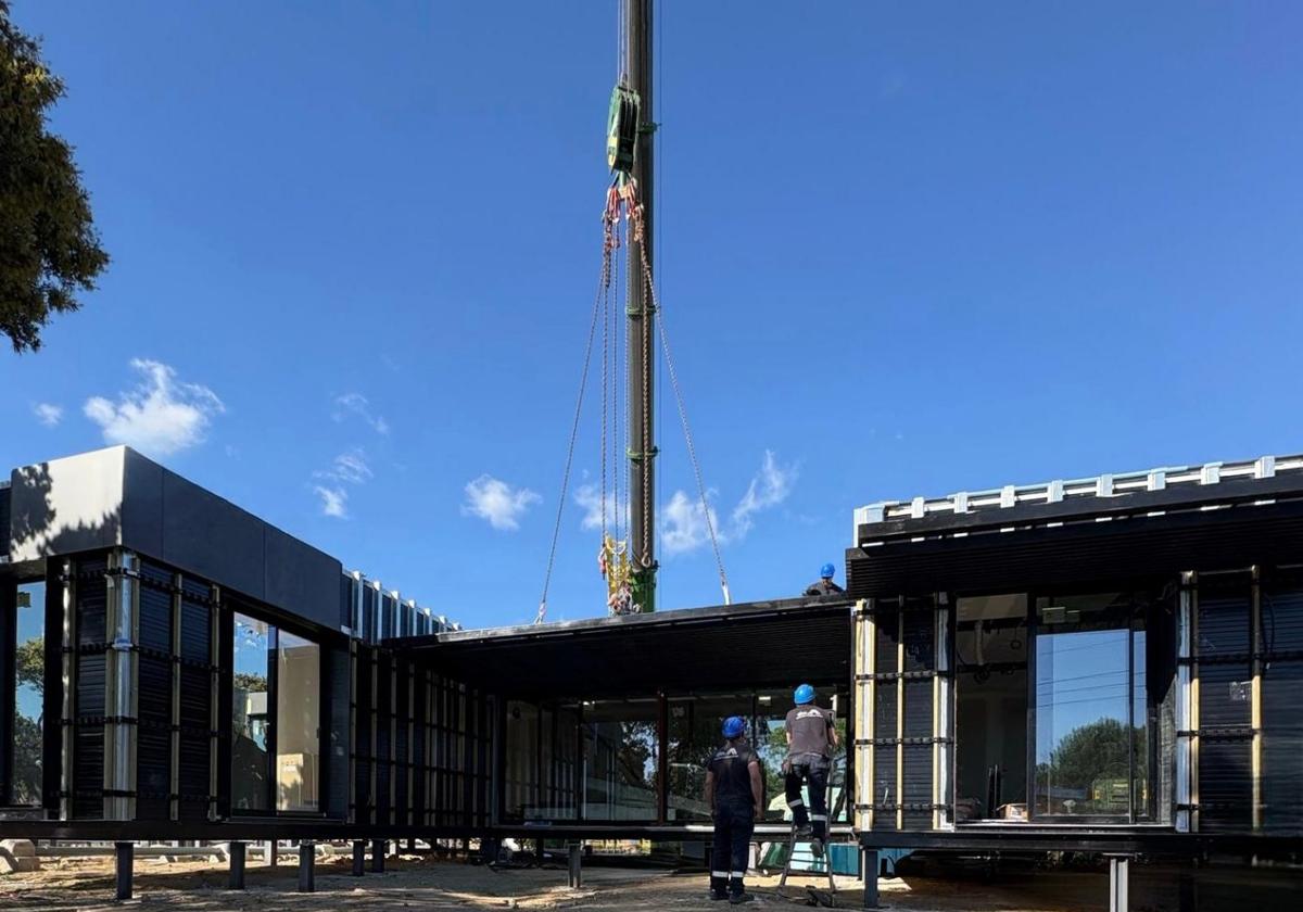 La casa con sello avilesino construida en tres meses y montada en 24 horas