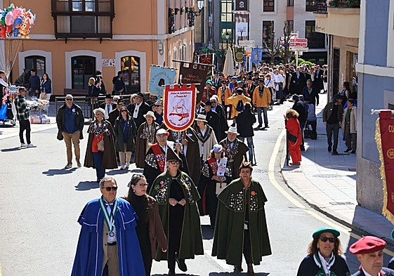Once cofradías llegadas de numerosos puntos de la geografía española desfilaron por las calles de Noreña