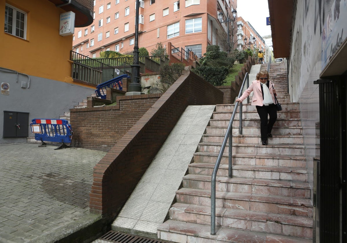 Un ascensor y una pasarela para olvidar las empinadas escaleras de Víctor Sáenz, en Oviedo