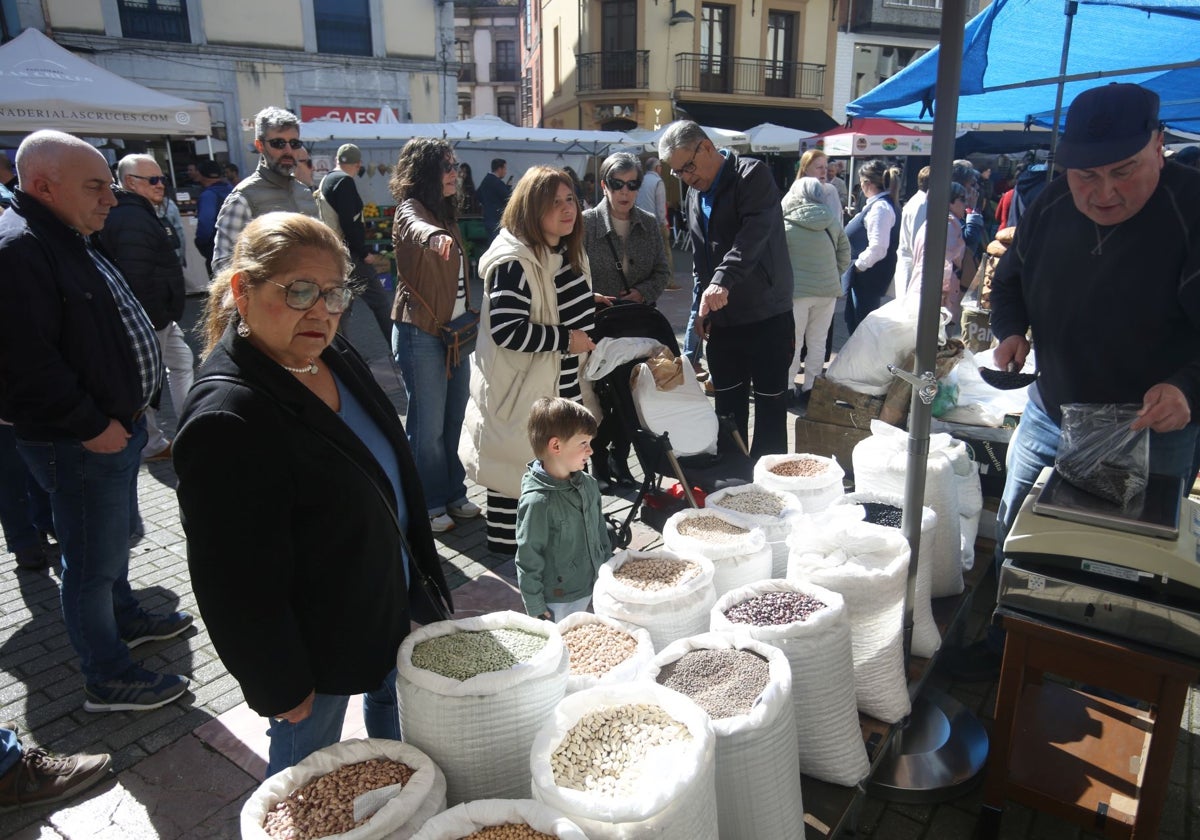 La villa moscona, repleta de puestos y público.