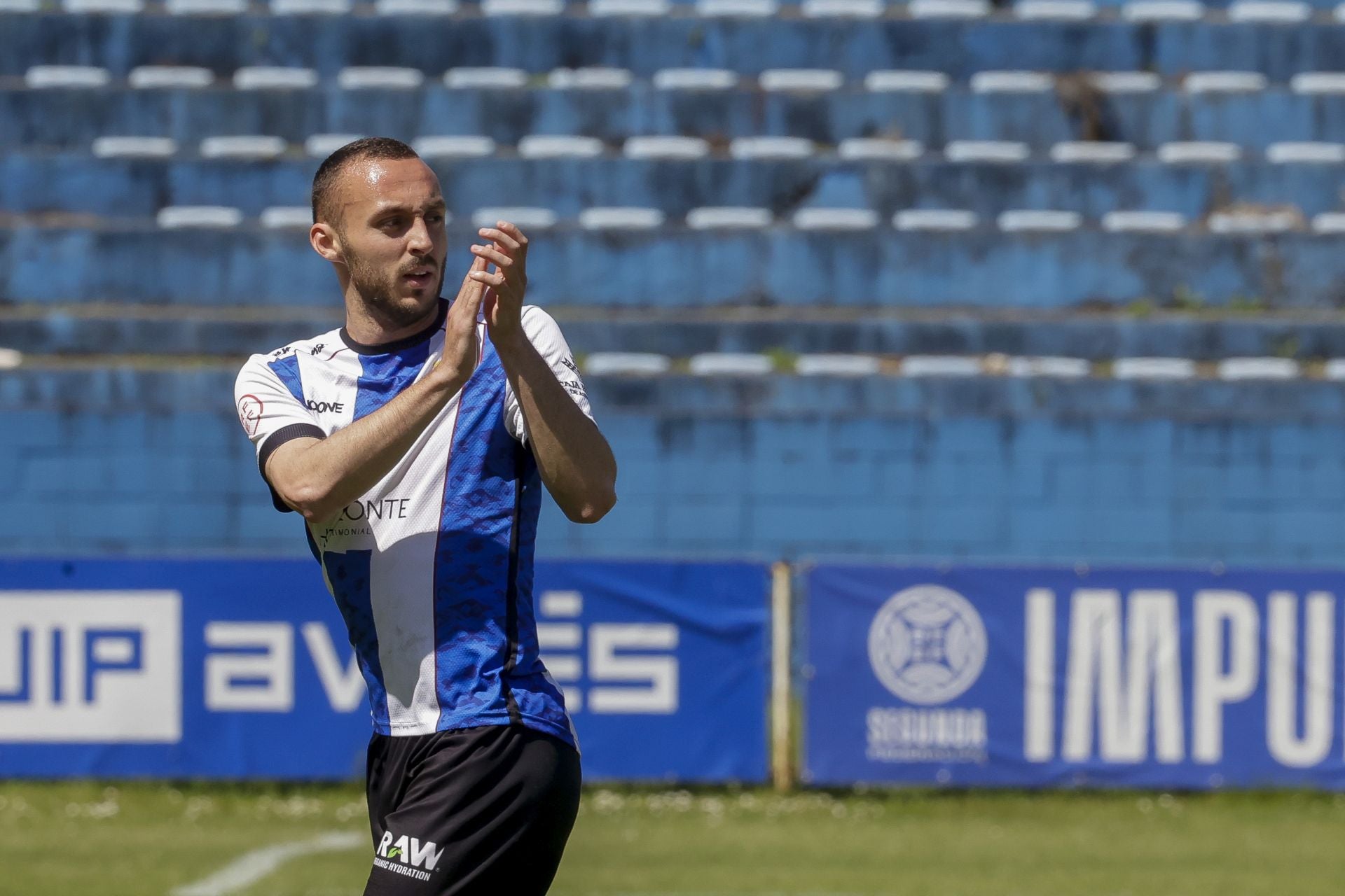 Las mejores fotos del Real Avilés 3-0 Guijuelo: así se vivió el partido en el Suárez Puerta