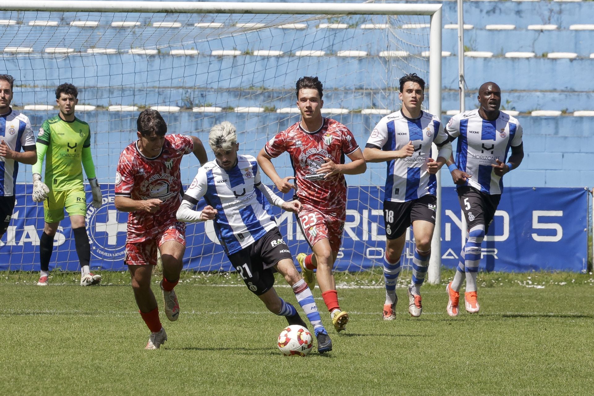 Las mejores fotos del Real Avilés 3-0 Guijuelo: así se vivió el partido en el Suárez Puerta