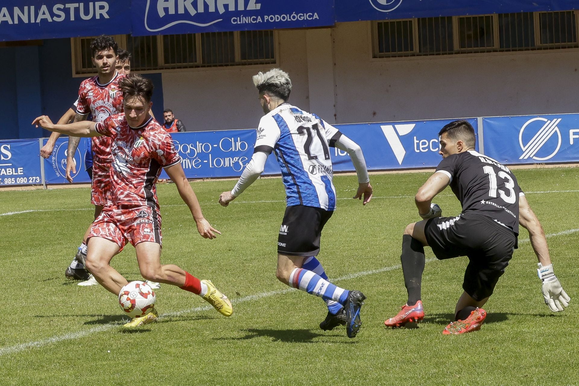 Las mejores fotos del Real Avilés 3-0 Guijuelo: así se vivió el partido en el Suárez Puerta