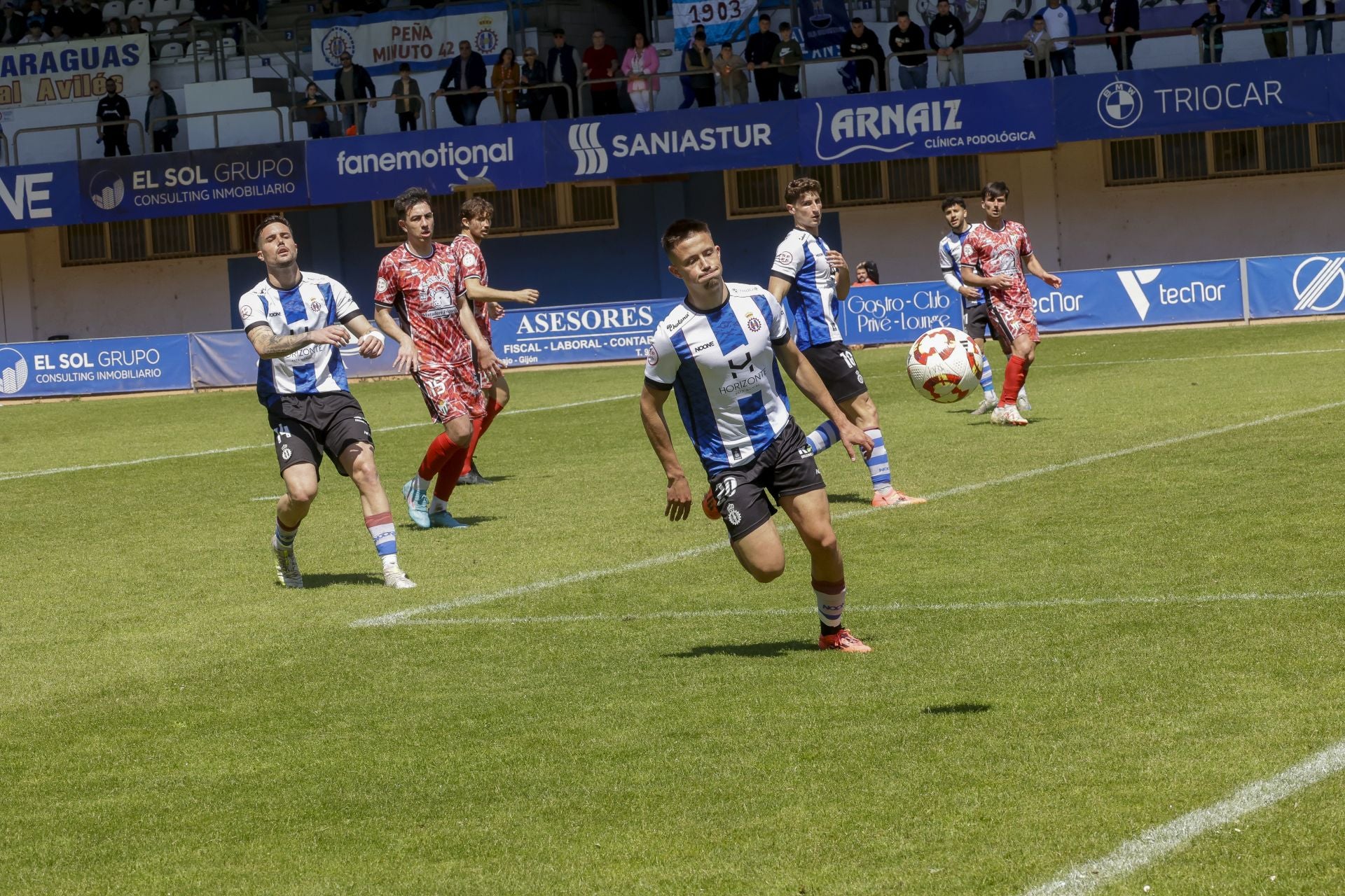 Las mejores fotos del Real Avilés 3-0 Guijuelo: así se vivió el partido en el Suárez Puerta