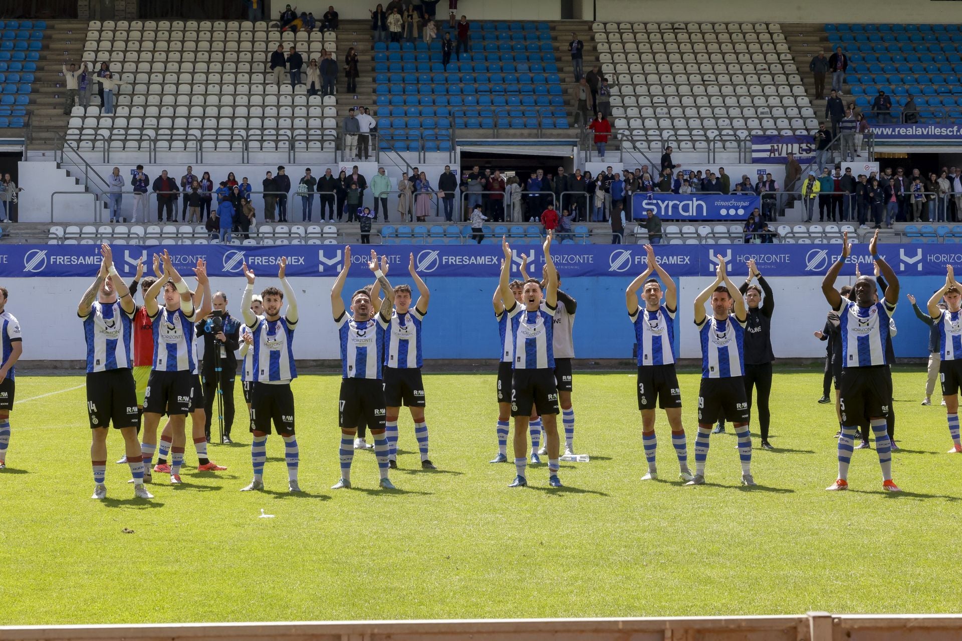 Las mejores fotos del Real Avilés 3-0 Guijuelo: así se vivió el partido en el Suárez Puerta