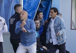 Javi Rozada da instrucciones en el área técnica del Suárez Puerta.