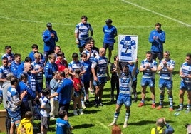 Homenaje a Juan Aristemuño al final del partido en el Muro de Zaro.