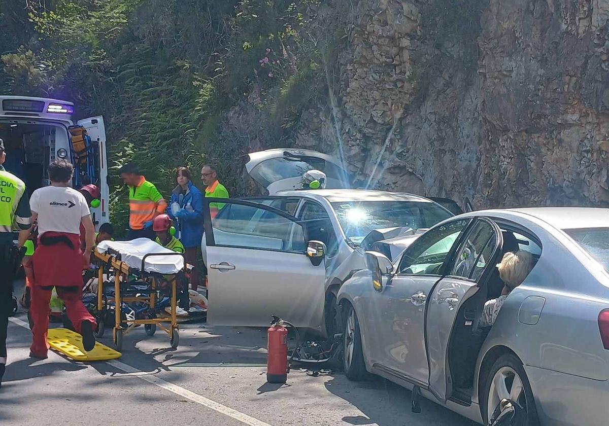 Los dos vehículos implicados, un Toyota Corolla de un vecino de Longoria y un Lexus de una familia de Oviedo, colisionaron de forma frontal.