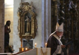El arzobispo continuó leyendo su homilía después de que se fuera la luz.