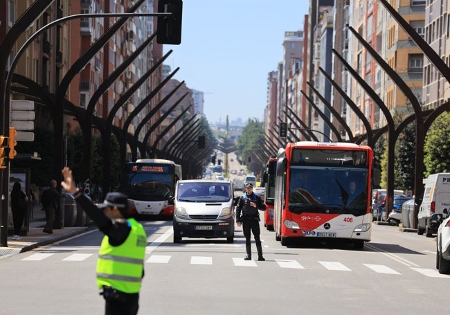 Policía gestionando el tráfico ante la falta de semáforos.