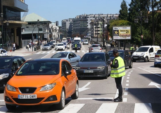 Una agente de la Policía Local regula el tráfico en el centro de Oviedo.