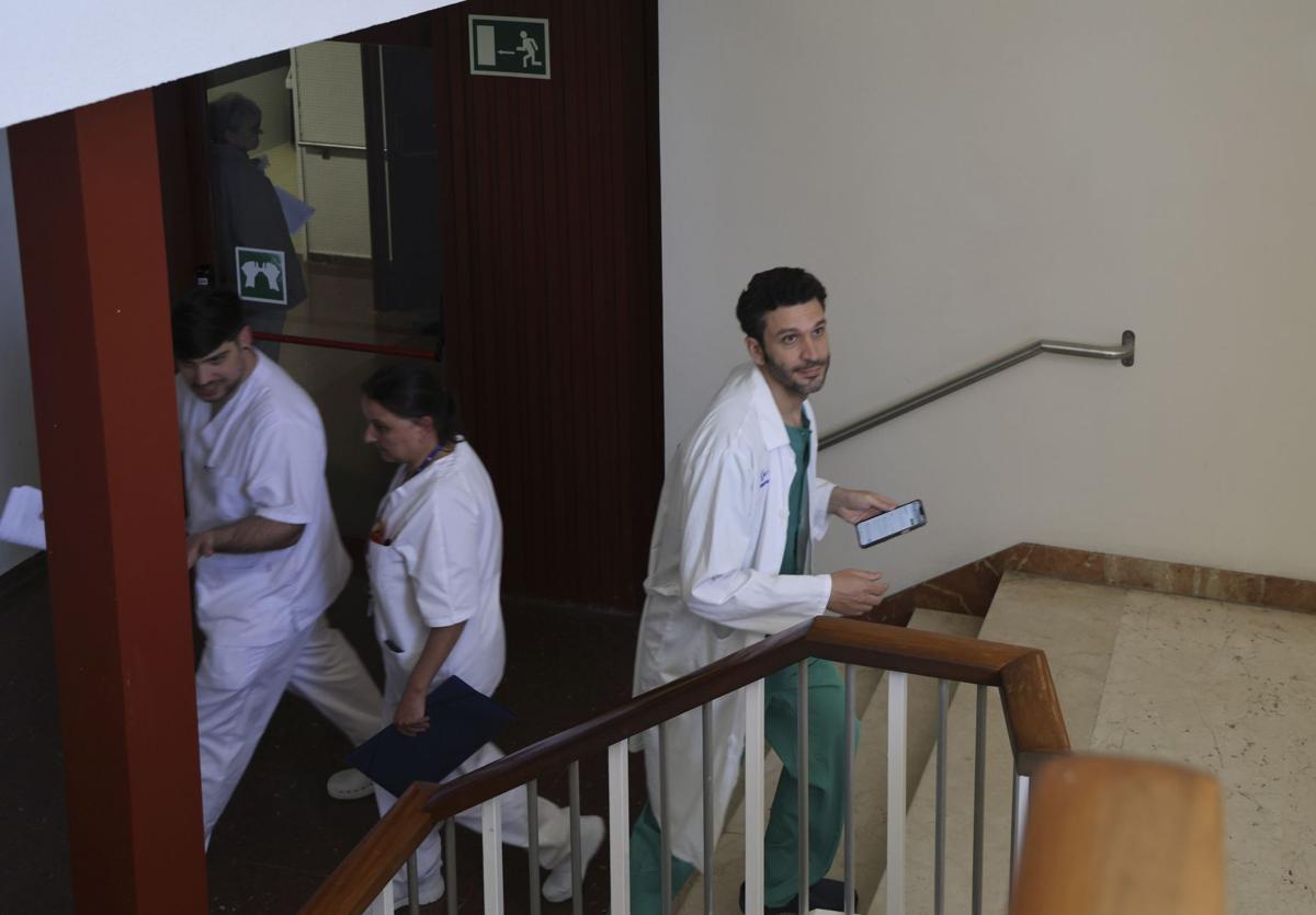 El Hospital de Cabueñes, en Gijón, este martes, funcionando prácticamente con normalidad.