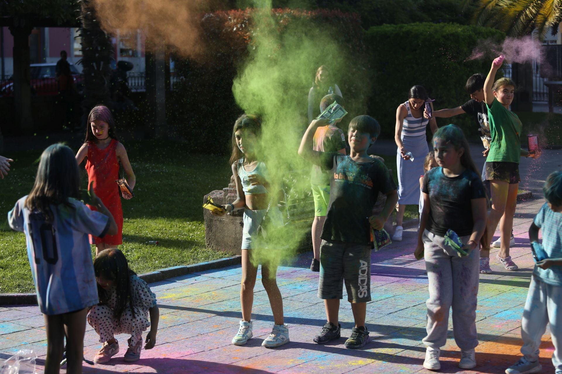 Fiesta de colores contra el apagón: Noreña celebra su Holi Party