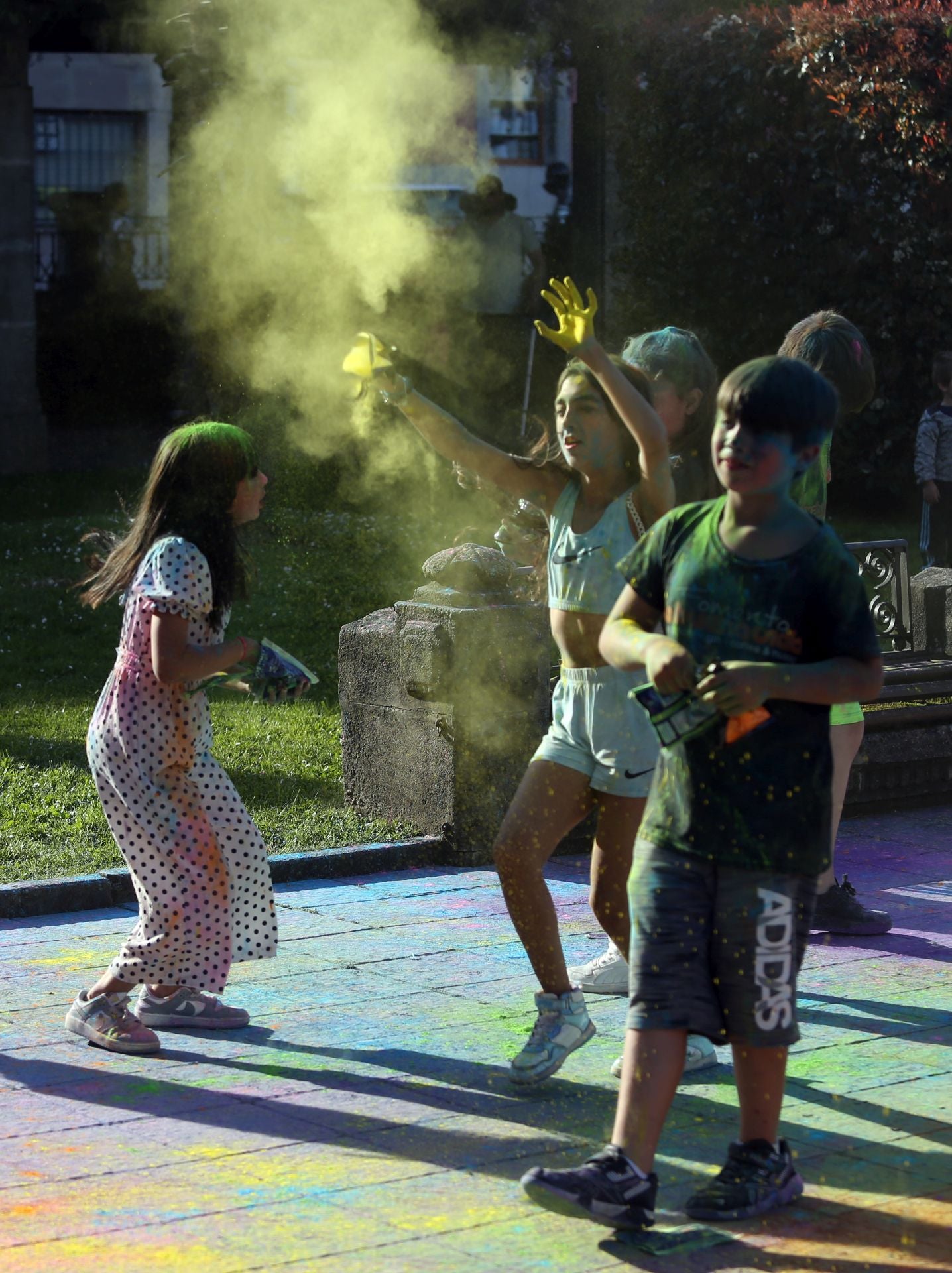 Fiesta de colores contra el apagón: Noreña celebra su Holi Party