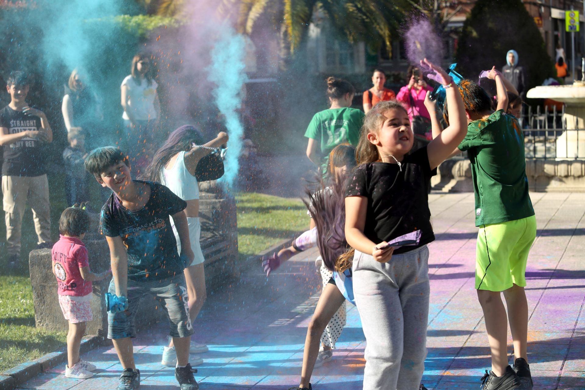 Fiesta de colores contra el apagón: Noreña celebra su Holi Party
