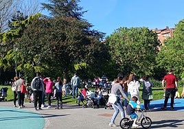 Un parque de Gijón, lleno de familias en una tarde sin actividades extraescolares.