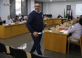 El concejal de Urbanismo de Castrillón Gustavo Prieto abandonó el Pleno para evitar debatir el asunto relativo al párking del aeropuerto de Asturias.