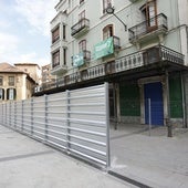 Ya se han colocado unas vallas prodectoras en la plaza de Pedro Menéndez.