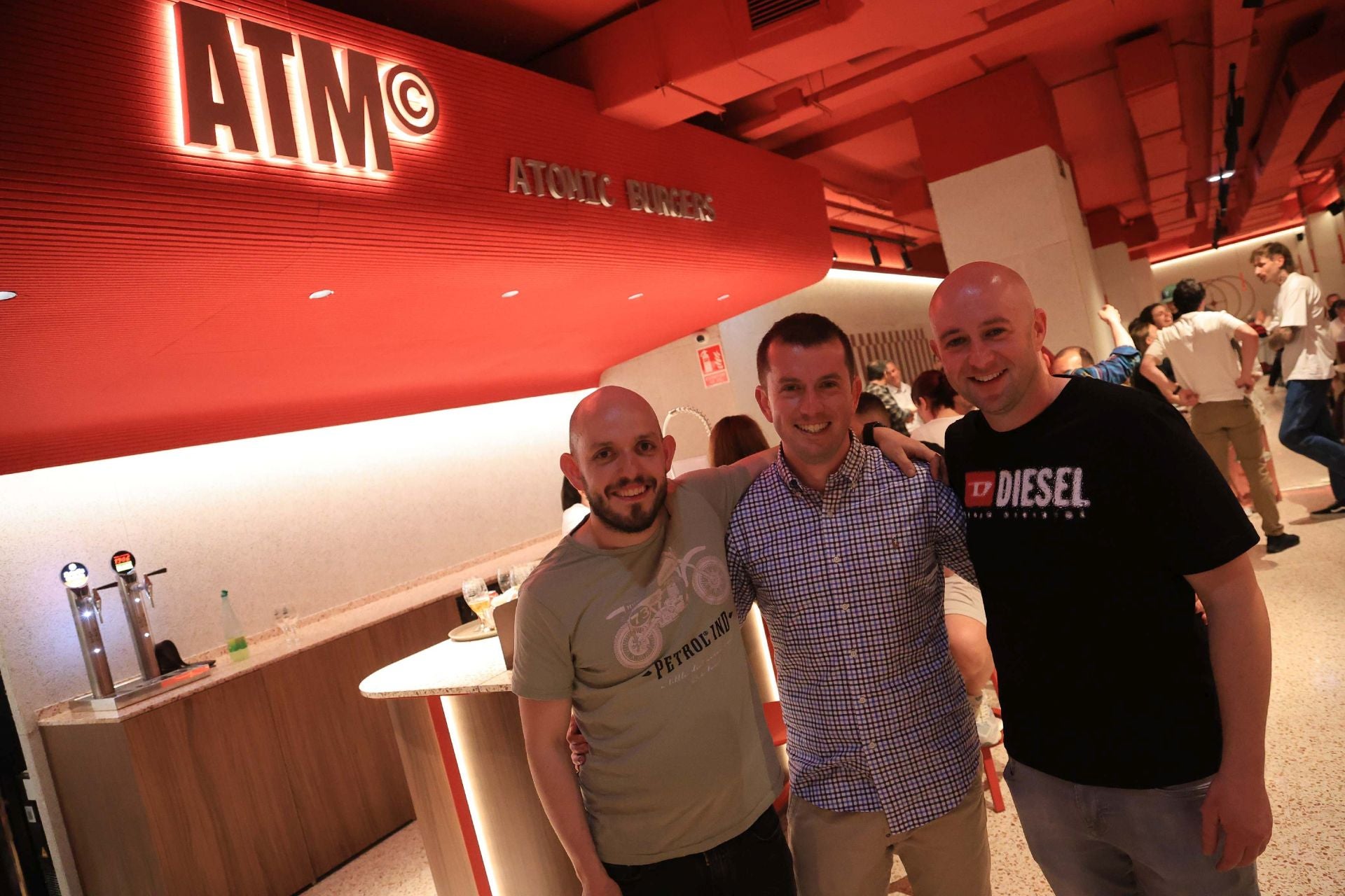 Así fue la inauguración de A toda Mesa, la nueva hamburguesería &#039;gourmet&#039; en Gijón