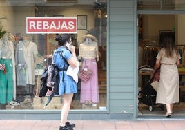 Un negocio de ropa en el centro de Avilés.