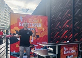 Un bartender ejecuta acrobacias en la modalidad flair en La Buena Vida de Gijón.