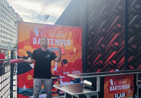 Un bartender ejecuta acrobacias en la modalidad flair en La Buena Vida de Gijón.