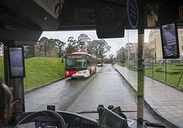 Autobuses de EMTUSA, por el campus universitario de Gijón.