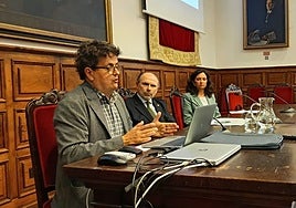 Antoni Oliver, coordinador del proyecto TAN-IBE y profesor de los Estudios de Artes y Humanidades de la UOC; Ignacio Villaverde, rector de la Universidad de Oviedo y Cristina Valdés, investigadora y profesora del Departamento de Filología Inglesa, Francesa y Alemana de la Universidad de Oviedo.