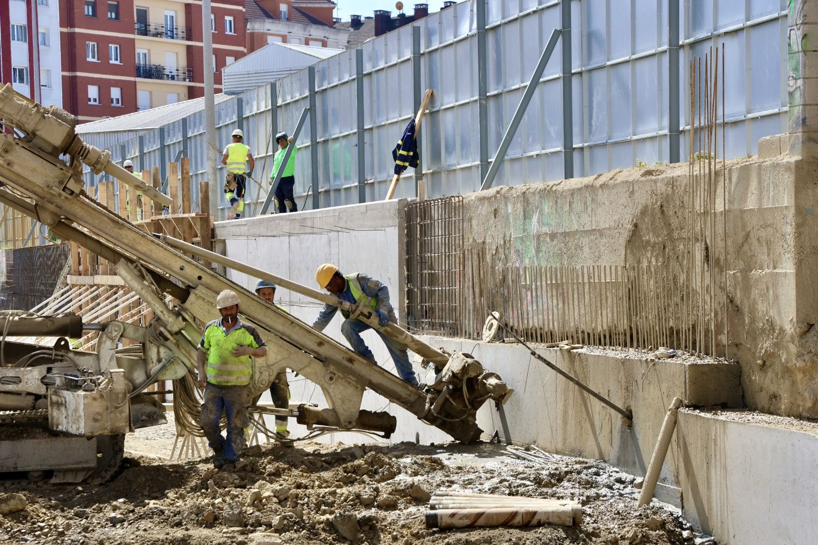 Alarma en el Instituto Jovellanos, en Gijón, al desalojar a los alumnos por unas grietas