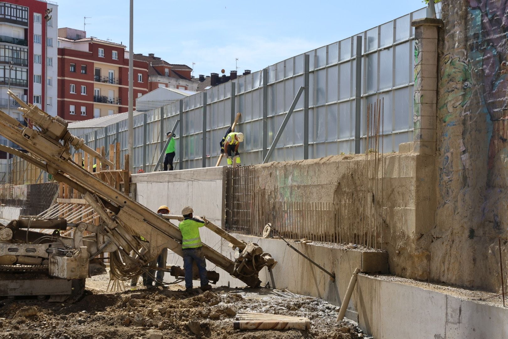 Alarma en el Instituto Jovellanos, en Gijón, al desalojar a los alumnos por unas grietas