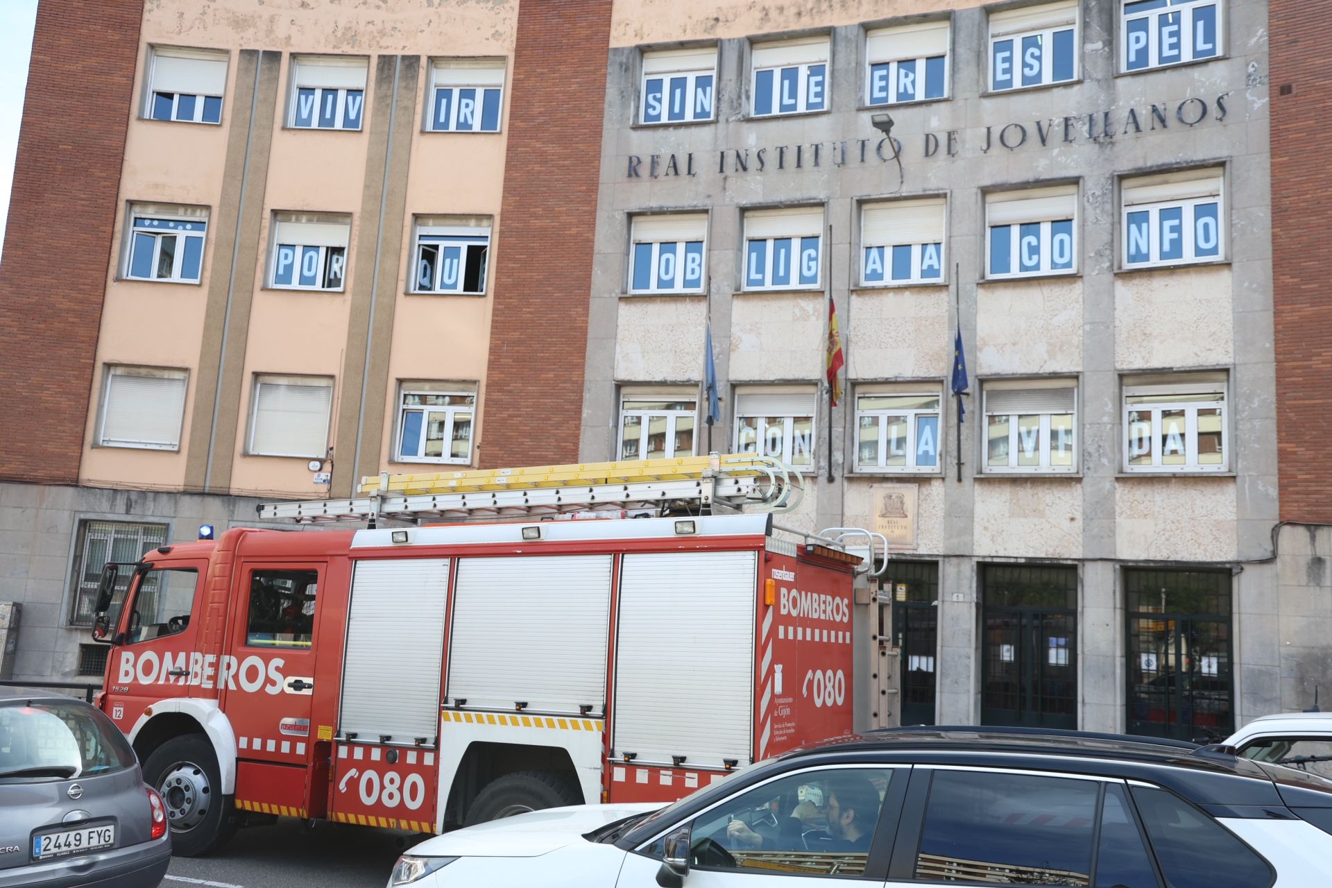 Alarma en el Instituto Jovellanos, en Gijón, al desalojar a los alumnos por unas grietas
