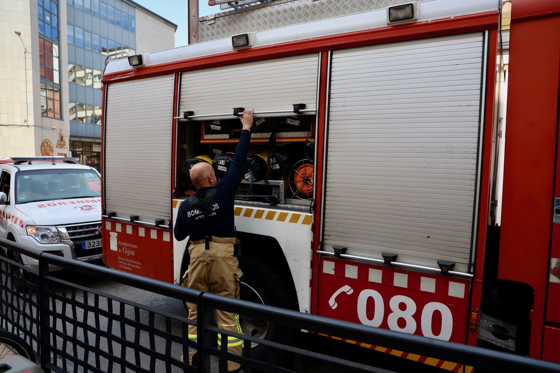 Alarma en el Instituto Jovellanos, en Gijón, al desalojar a los alumnos por unas grietas