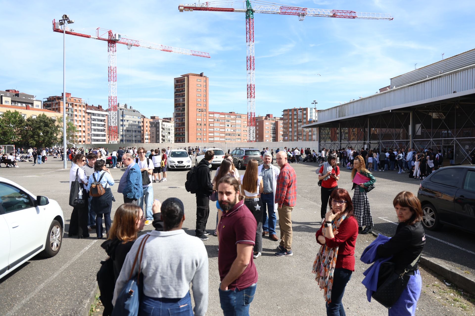 Alarma en el Instituto Jovellanos, en Gijón, al desalojar a los alumnos por unas grietas