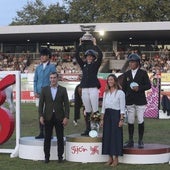 Los concejales Jorge Pañeda y Ángela Pumariega, con tres de los premiados en el CSI de 2024.