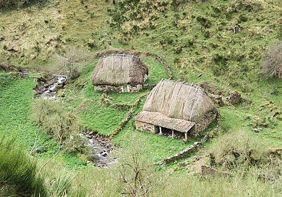 Braña de La Pornacal, a 1200 metros de altitud, una de las joyas etnográficas del Parque Natural de Somiedo: hasta ella llegará caminando una ruta interpretativa que partirá de Vil.lar de Vidas y será el inicio de la «Xorná entre Teitos» que organiza la Escuela de Teitau para este jueves 1 de mayo.