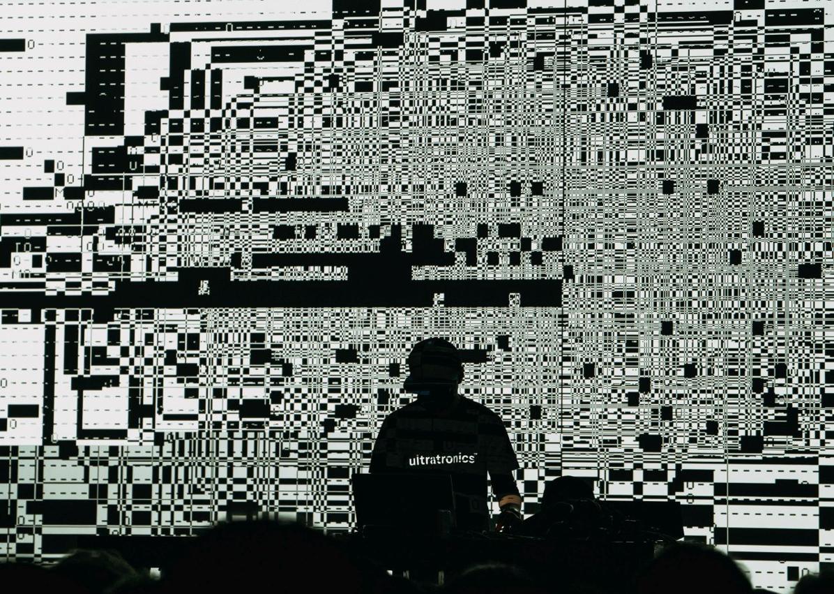 Imagen secundaria 1 - Arriba, 'Impulse, playing with reality', que tomará la Escuela de Comercio de Gijón. A la izquierda, obra del japonés Ryoji Ikeda y a la derecha, Amelie Duchow, que incorporará el asturiano a su propuesta escénica.