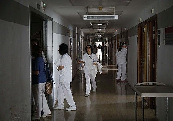 Personal sanitario en uno de los pasillos del Hospital Universitario San Agustín de Avilés, durante la jornada del lunes.