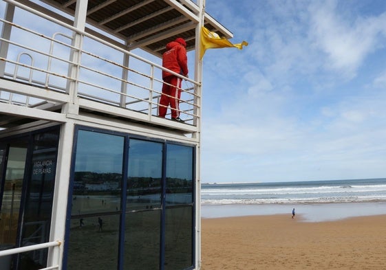 Personal de salvamento en la playa de San Lorenzo, en una imagen de archivo.