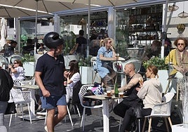 El buen tiempo hizo que los gijoneses olvidaran que carecían de electricidad mientras tomaban algo fresco.