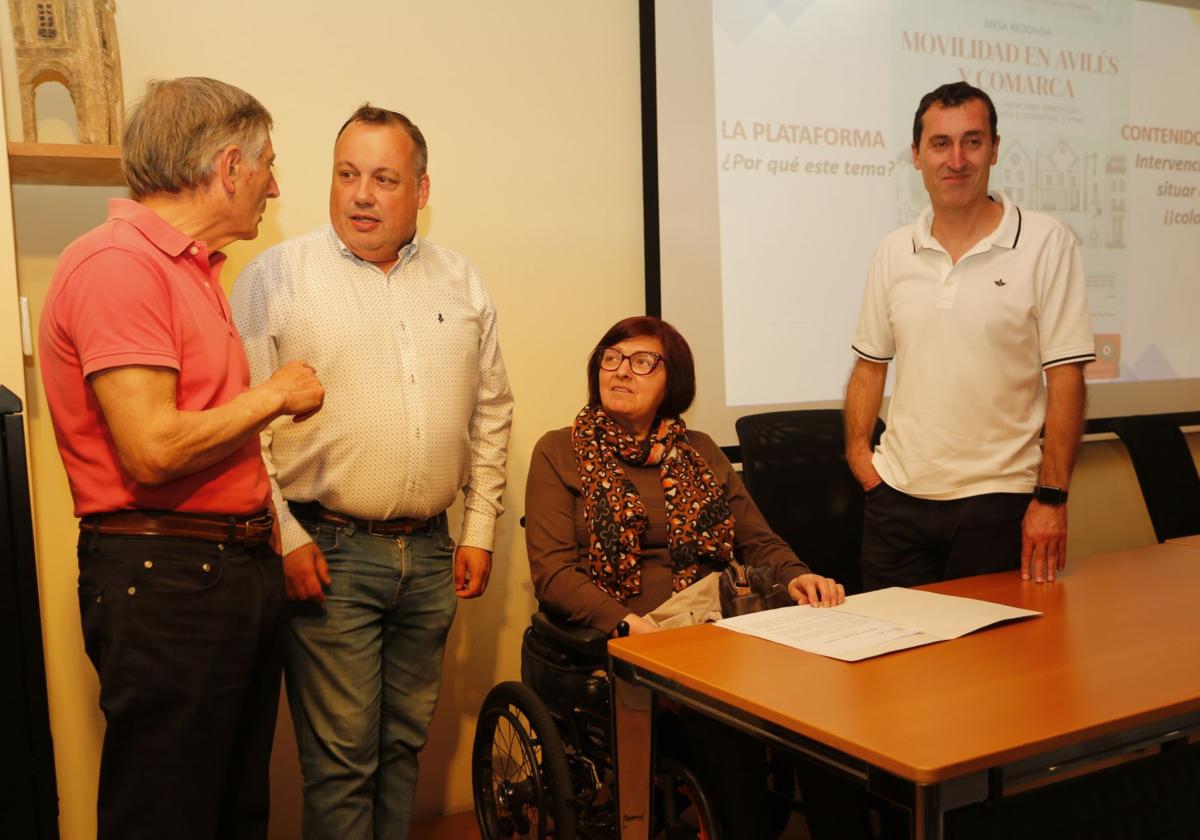 Las asociaciones piden mejoras: «Es complicado andar en silla de ruedas por Avilés»