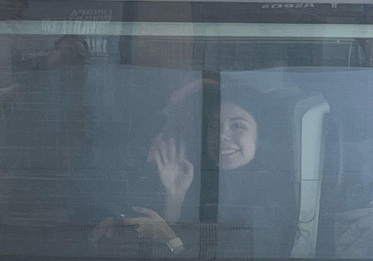 Xana Secades, en el tren que quedó parado en la Variante de Pajares a consecuencia del apagón.