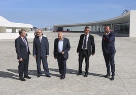 Senén Álvarez, en el centro, junto a José Luis López a su izquierda, director general de Iturcemi, ayer, en el Centro Niemeyer.