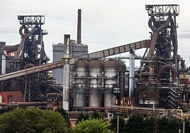 Los dos hornos altos de Arcelor en la planta de Gijón.