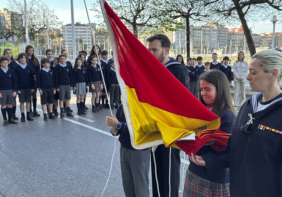 El colegio Santo Ángel iza la bandera de España en la Comandancia de Marina de Gijón