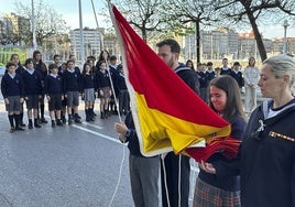 Momento del izado de bandera, a las 9.30, ante la Comandancia de Marina de Gijón.