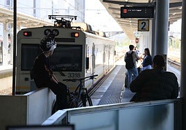 Un tren de la línea de Cercanías de Feve, espera su salida en la estación de Gijón.