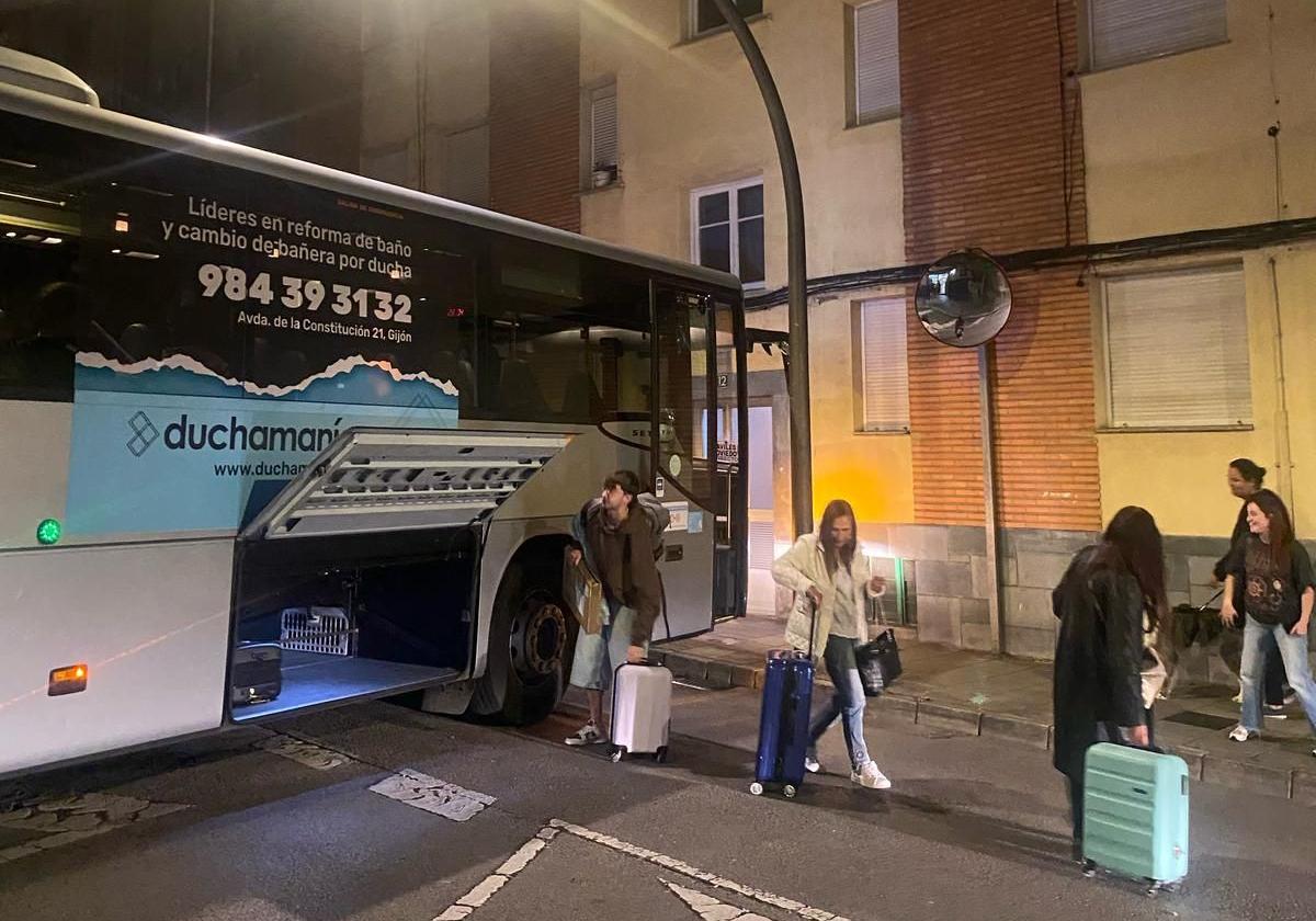 Un conductor de autobús se extravía en Las Vegas y provoca daños en el mobiliario urbano