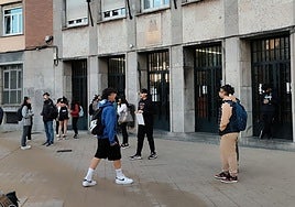 Estudiantes entrando, este miércoles, al IES Jovellanos de Gijón.